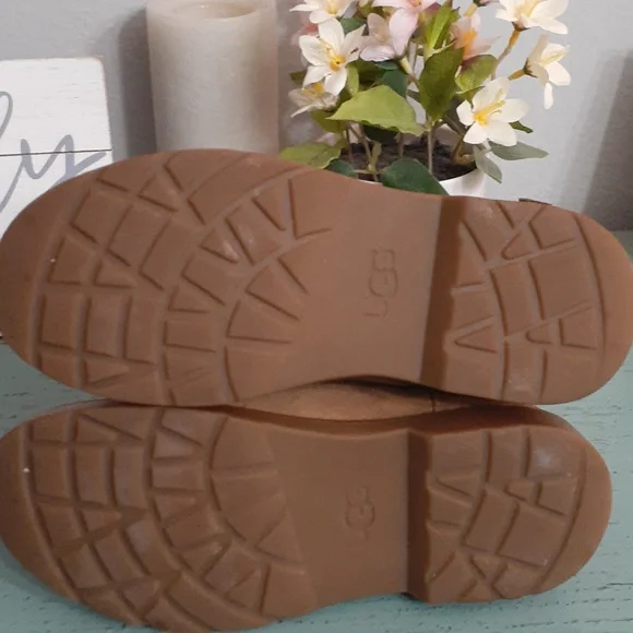 UGG BOOTS SZ 2 GIRLS - Picture 4 of 6